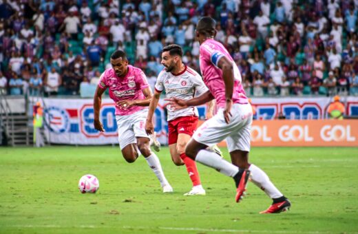 Partida entre Bahia e Internacional válida pela 27ª rodada do Campeonato Brasileiro 2023, realizada na Arena Fonte Nova, em Salvador, nesta quarta-feira (18) - Foto: João Aurelio/Onzex Press E Imagens/Estadão Conteúdo