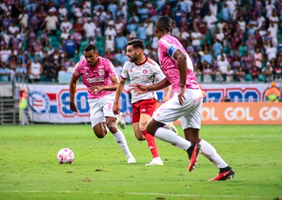 Partida entre Bahia e Internacional válida pela 27ª rodada do Campeonato Brasileiro 2023, realizada na Arena Fonte Nova, em Salvador, nesta quarta-feira (18) - Foto: João Aurelio/Onzex Press E Imagens/Estadão Conteúdo