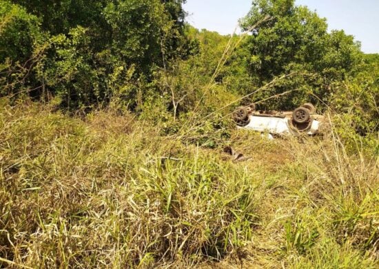 No acidente, o carro saiu da pista, capotou e parou em uma região de mata próxima