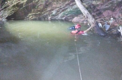 O corpo do idoso desaparecido estava boiando no bueiro