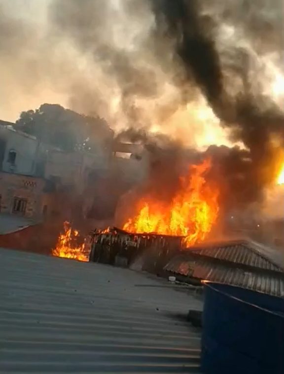 Incêndio tomou conta de residências na Zona Sul de Manaus - Foto: Reprodução/Whatsapp