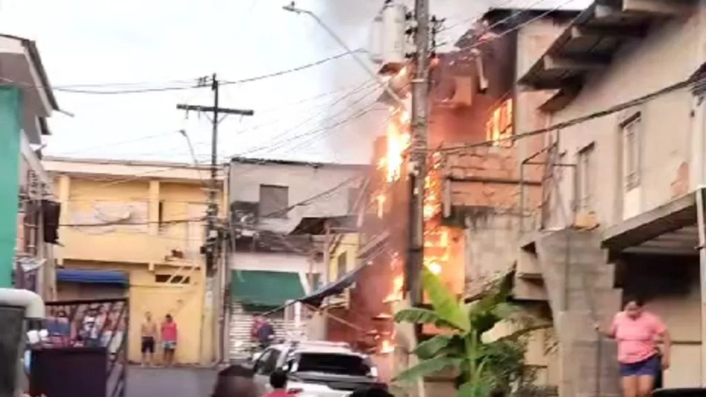 Incêndio teria iniciado no transformador e rapidamente se propagou para a residência - Foto: Reprodução/Whatsapp