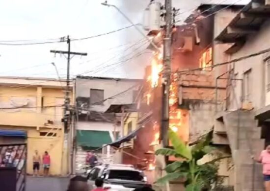 Incêndio teria iniciado no transformador e rapidamente se propagou para a residência - Foto: Reprodução/Whatsapp