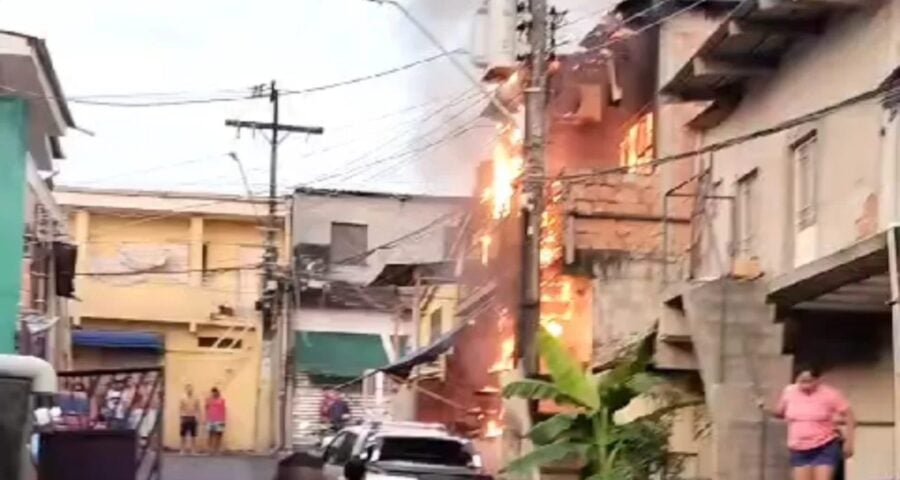 Incêndio teria iniciado no transformador e rapidamente se propagou para a residência - Foto: Reprodução/Whatsapp