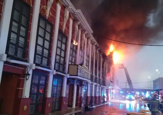 Bombeiros combatem incêndio na boate Teatre, em Múrcia — Foto: Bombeiros de Murcia