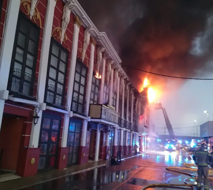 Bombeiros combatem incêndio na boate Teatre, em Múrcia — Foto: Bombeiros de Murcia