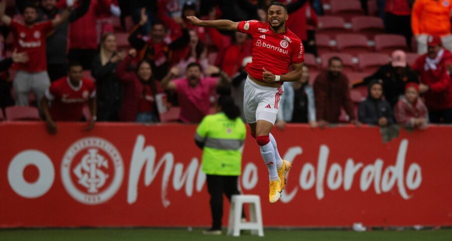 Wanderson comemora após marcar gol na partida entre Internacional e Grêmio válida pela 26ª rodada do Campeonato Brasileiro 2023 - Foto: Max Peixoto/DIA Esportivo/Estadão Conteúdo