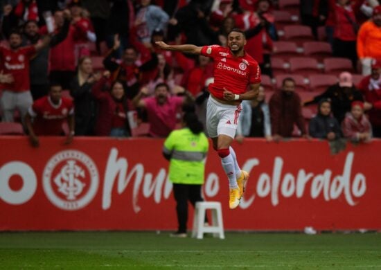 Wanderson comemora após marcar gol na partida entre Internacional e Grêmio válida pela 26ª rodada do Campeonato Brasileiro 2023 - Foto: Max Peixoto/DIA Esportivo/Estadão Conteúdo