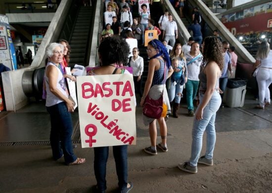 Mulheres fazem manifestação contra o feminicídio na Rodoviária do Plano Piloto, em Brasília