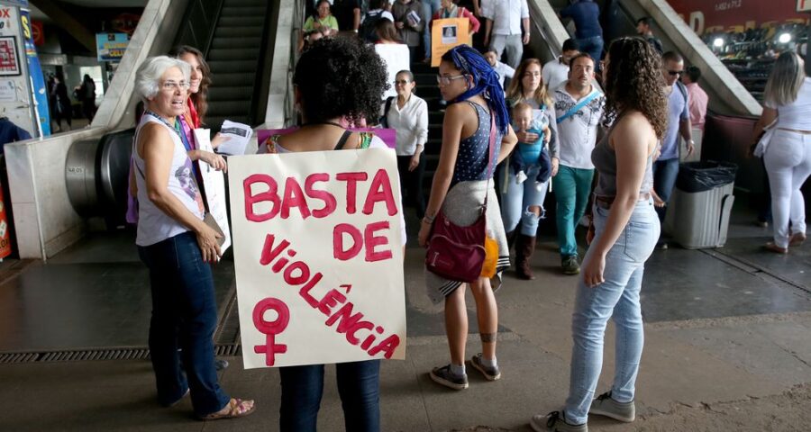 Mulheres fazem manifestação contra o feminicídio na Rodoviária do Plano Piloto, em Brasília