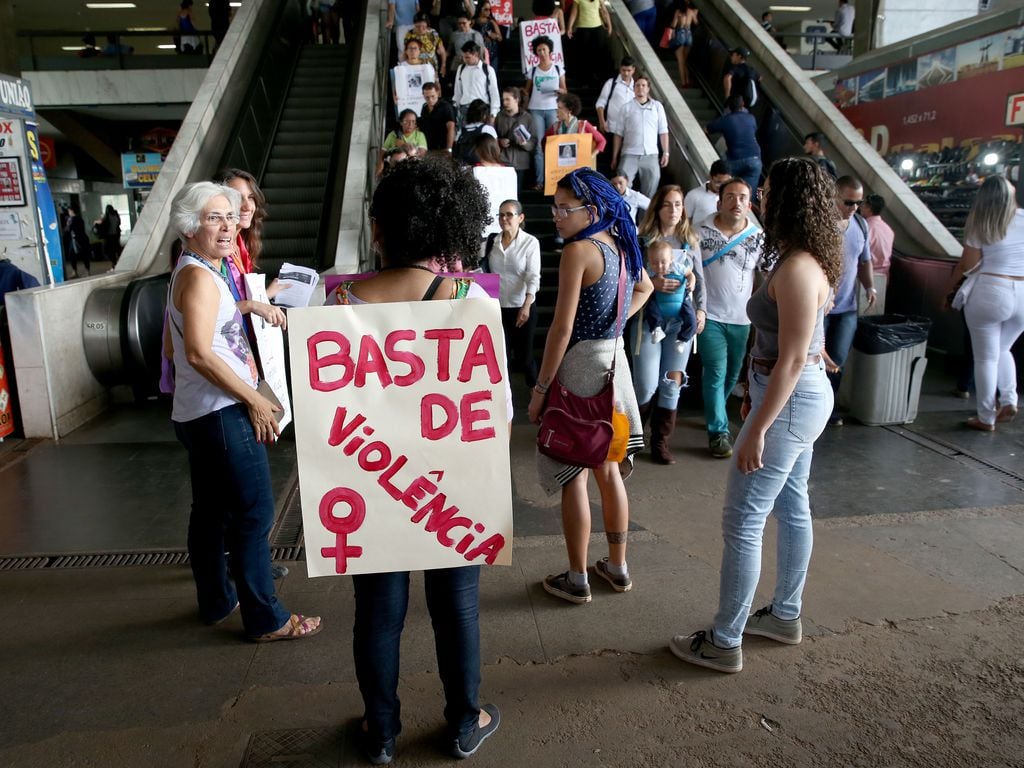 Mulheres fazem manifestação contra o feminicídio na Rodoviária do Plano Piloto, em Brasília