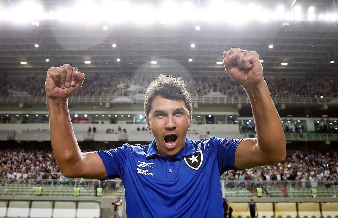 Lúcio Flávio comemora mais uma vitória no comando do Botafogo - Foto: Vitor Silva / BFR