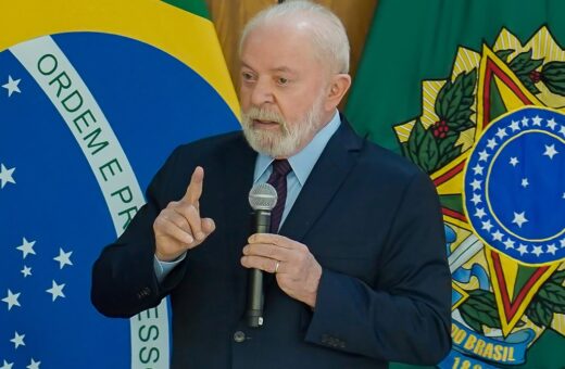 Lula diz que vai deixar as viagens um pouco de lado em 2024 e visitar governantes do Brasil - Foto: Rafa Neddermeyer/Agência Brasil