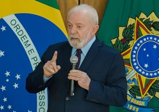 Lula diz que vai deixar as viagens um pouco de lado em 2024 e visitar governantes do Brasil - Foto: Rafa Neddermeyer/Agência Brasil