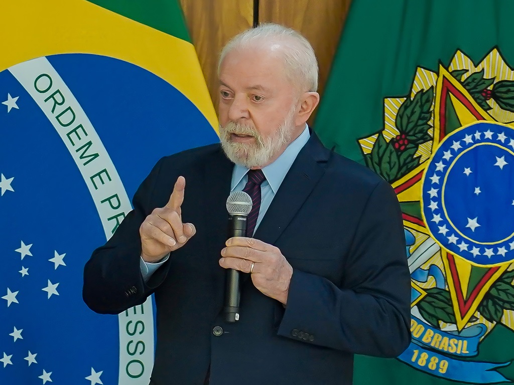 Lula diz que vai deixar as viagens um pouco de lado em 2024 e visitar governantes do Brasil - Foto: Rafa Neddermeyer/Agência Brasil