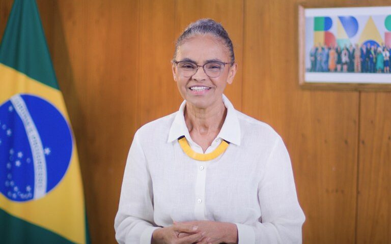 Marina Silva é vista em lanchonete no meio de estrada em Roraima