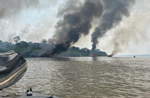 Mais de 140 balsas de garimpo ilegal de ouro são destruídas em operação da PF