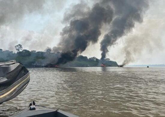 Mais de 140 balsas de garimpo ilegal de ouro são destruídas em operação da PF