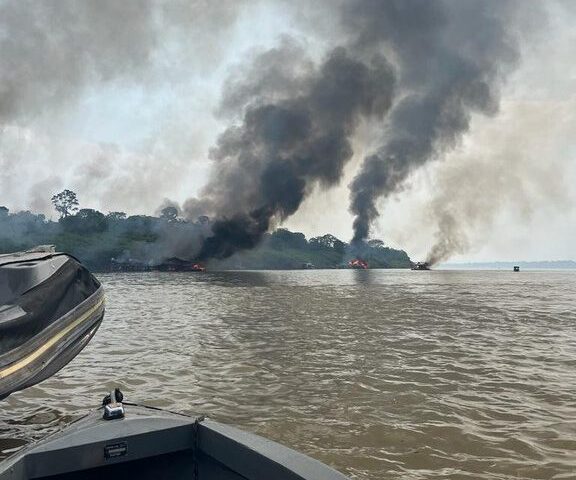 Mais de 140 balsas de garimpo ilegal de ouro são destruídas em operação da PF