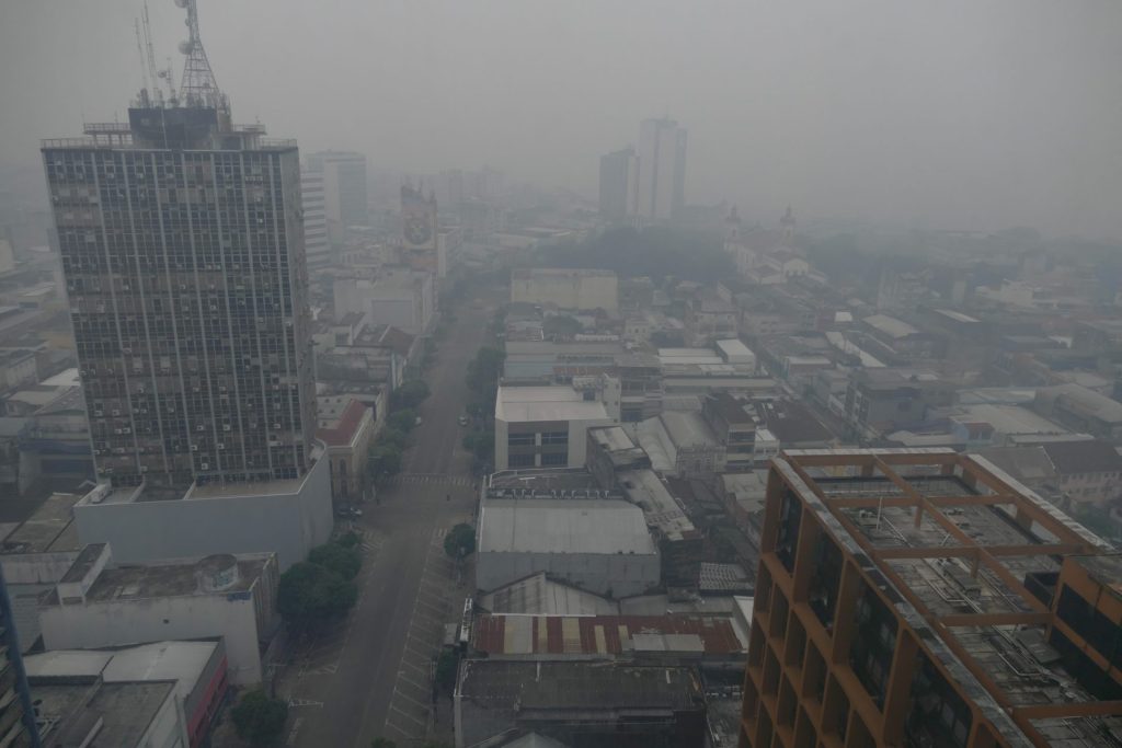 Manaus encoberta por fumaça e qualidade do ar continua 'perigosa'