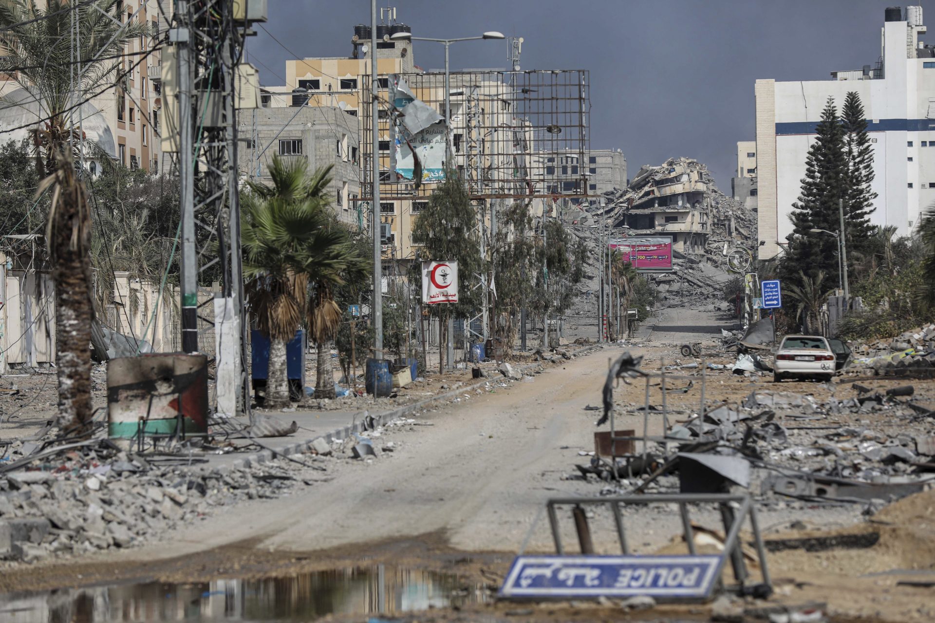 Milhares de pessoas saqueiam armazéns em Gaza; Israel amplia isolamento