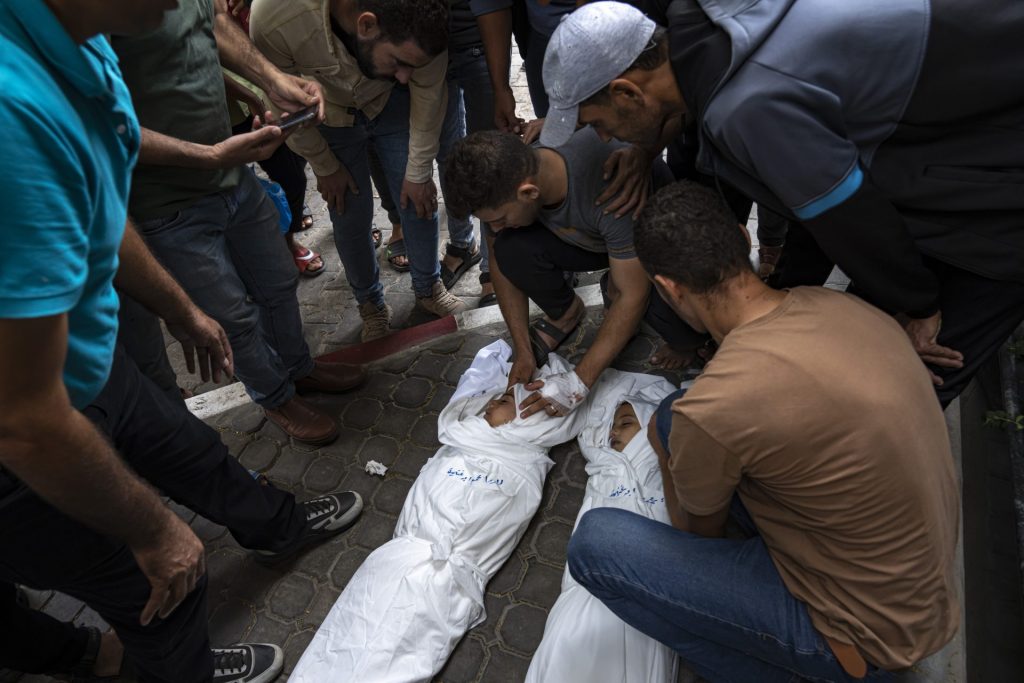 Parentes lamentam a morte de seus familiares após um ataque aéreo israelense na cidade de Gaza - Foto: Fátima Shbair/ Estadão Conteúdo