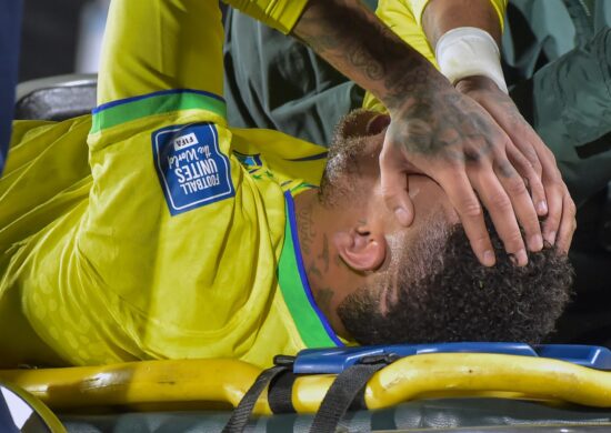 Neymar desabafa nas redes sociais após grave lesão durante jogo entre Brasil e Uruguai - Foto: Wesley Santos/Estadão Conteúdo