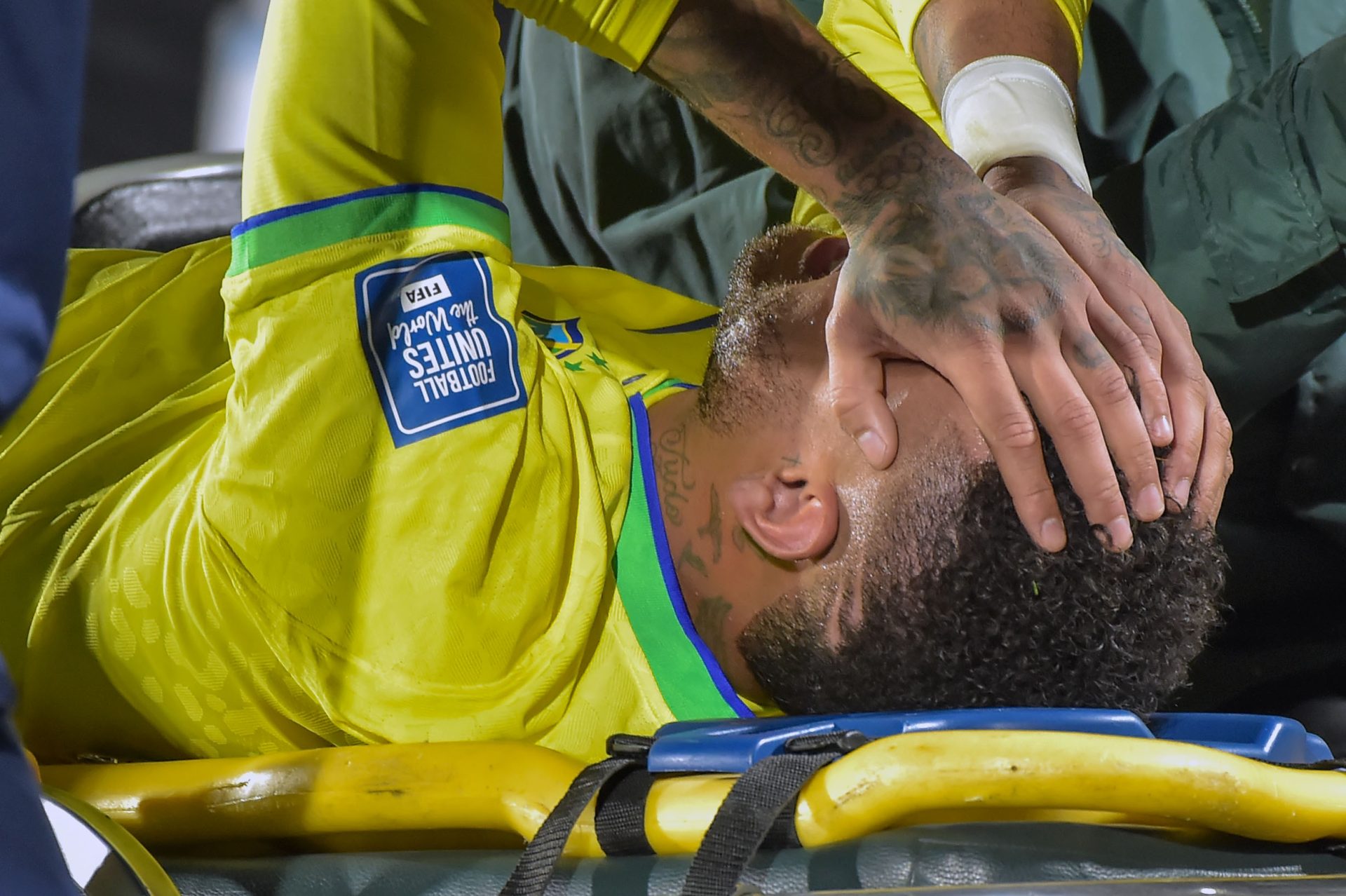 Neymar desabafa nas redes sociais após grave lesão durante jogo entre Brasil e Uruguai - Foto: Wesley Santos/Estadão Conteúdo