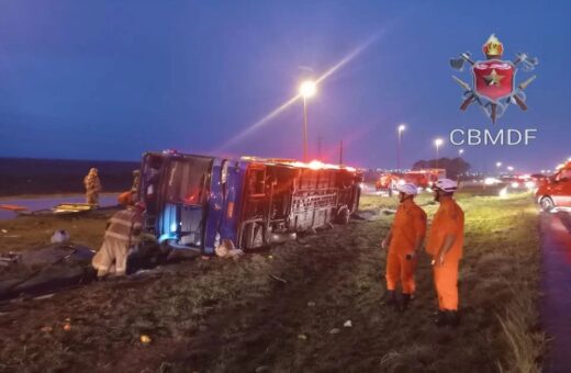 Ônibus com 32 passageiros toma no DF e deixa 5 mortos