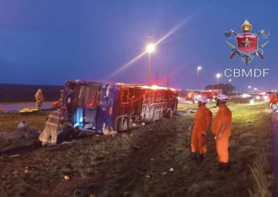 Ônibus com 32 passageiros toma no DF e deixa 5 mortos