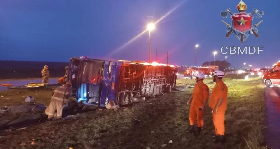 Ônibus com 32 passageiros toma no DF e deixa 5 mortos