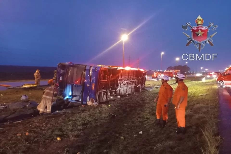 Ônibus com 32 passageiros toma no DF e deixa 5 mortos