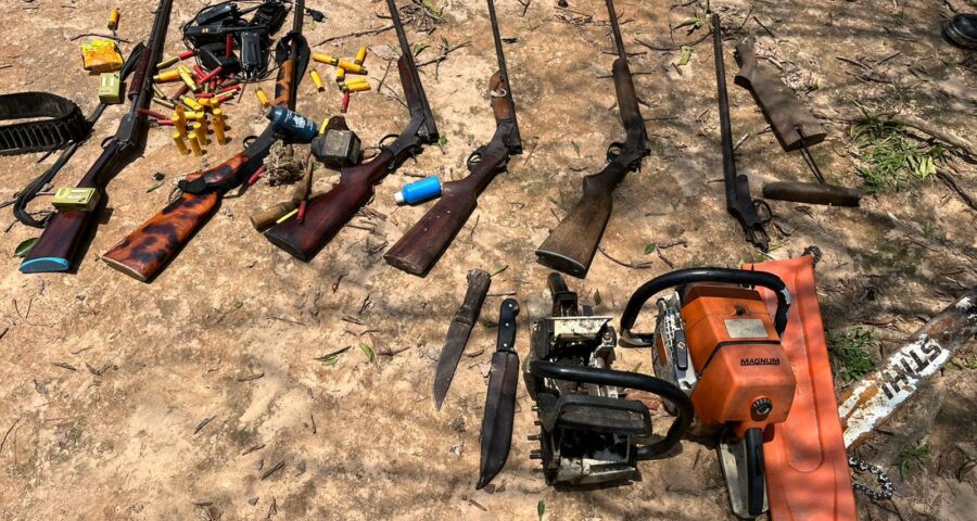 PM apreende armas e motosserras usadas em crime ambiental no Acre