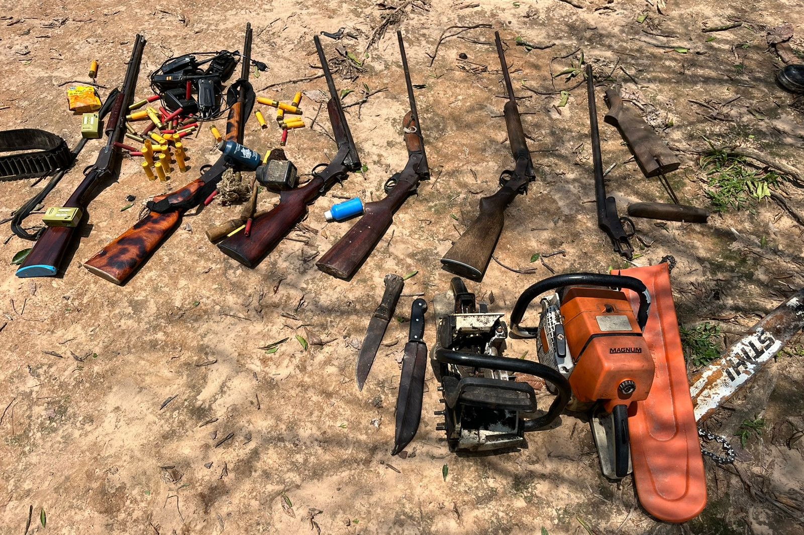 PM apreende armas e motosserras usadas em crime ambiental no Acre