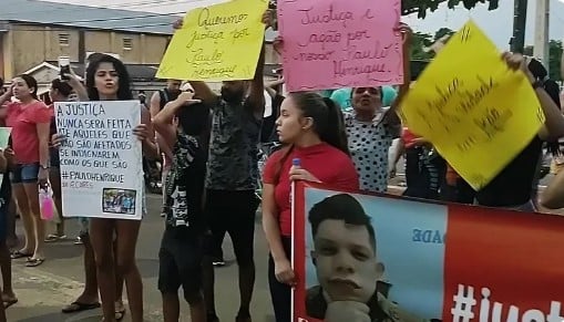 Comunidade protesta após jovem ser agredido por empresário no interior do AC