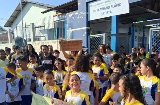 Pais e alunos protestam por falta de ventilador e ar-condicionado em escola do Acre