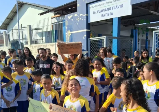 Pais e alunos protestam por falta de ventilador e ar-condicionado em escola do Acre