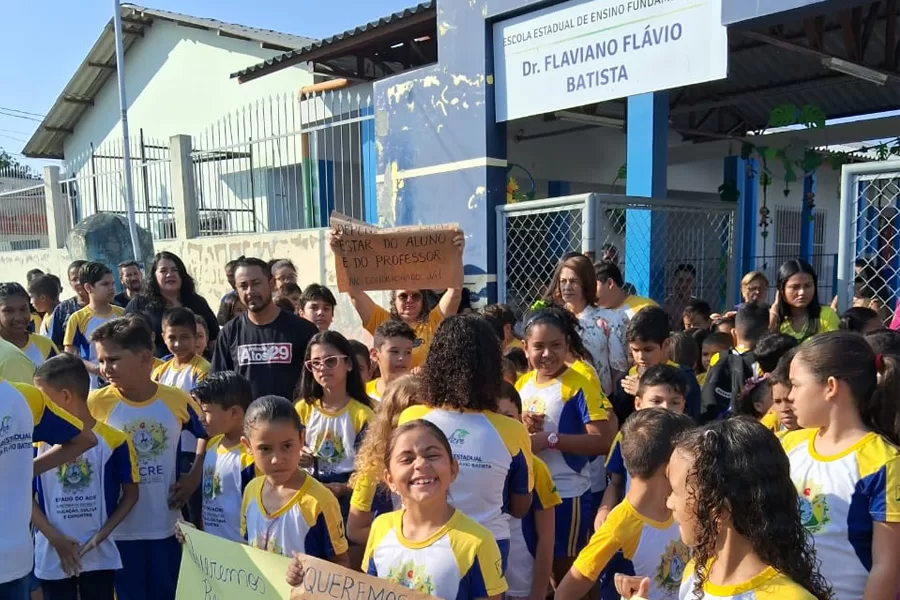 Pais e alunos protestam por falta de ventilador e ar-condicionado em escola do Acre