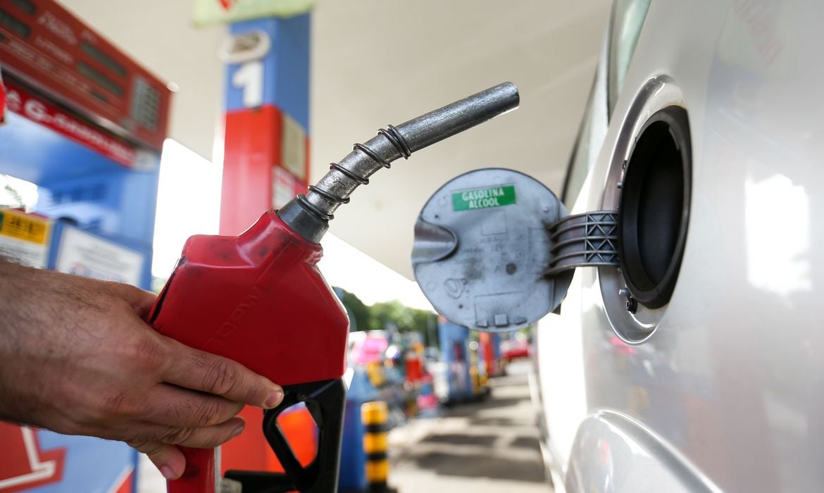 Preço médio da gasolina cai 0,88% na semana, para R$ 5,69 o litro