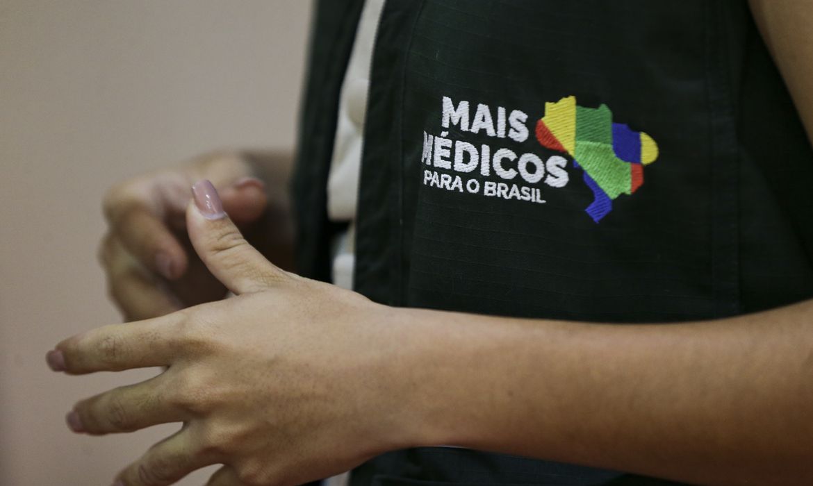 Profissionais classificados para 'Mais Médicos' são convocados em Manaus