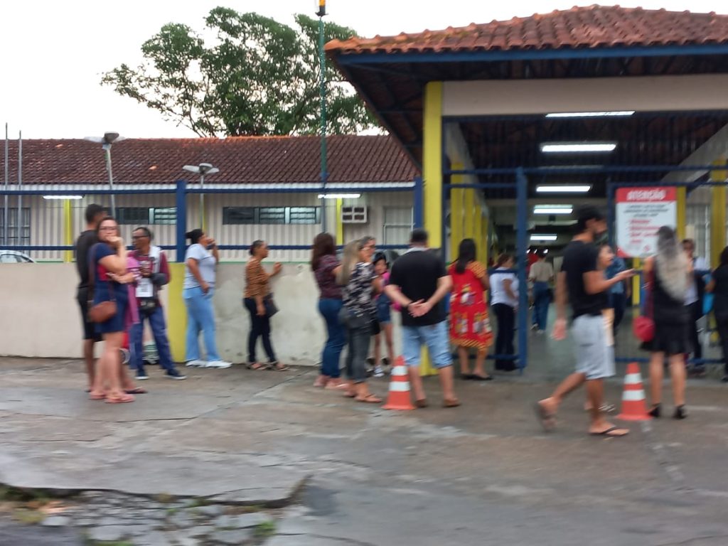 Candidatos na frente da escola na abertura dos portões  - Foto: Celso Maia