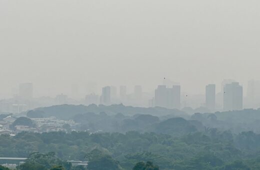 e Queimadas na floresta continuam e Manaus tem domingo com fumaça intensa no ar