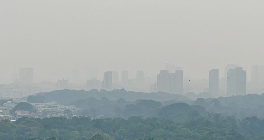 e Queimadas na floresta continuam e Manaus tem domingo com fumaça intensa no ar