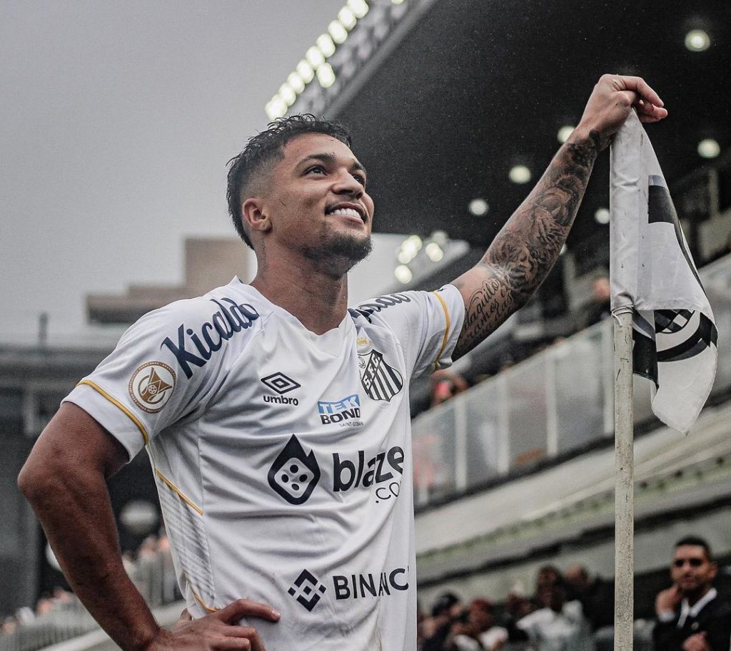 Marcos Leonardo está próximo de entrar no Top 50 de artilheiros do Santos FC - Foto: Reprodução/ Instagram @marcosleonardo09