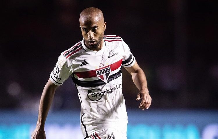 Jogador do São Paulo sofre lesão em jogo contra o Palmeiras - Foto: Reprodução/ Instagram @lucasmoura7