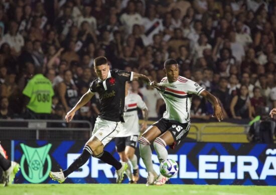 Vasco e São Paulo em partida válida pela 26ª rodada do Campeonato Brasileiro, realizada no Estádio de São Januário, no Rio de Janeiro, na noite deste sábado (7) - Foto: Breno Matos/Onzex Press E Imagens/Estadão Conteúdo