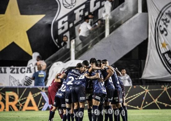 Santos vence o Coritiba nesta quinta-feira (26) e respira aliviado ao sair da zona de rebaixamento - Foto: Reprodução/ Intagram @santosfc