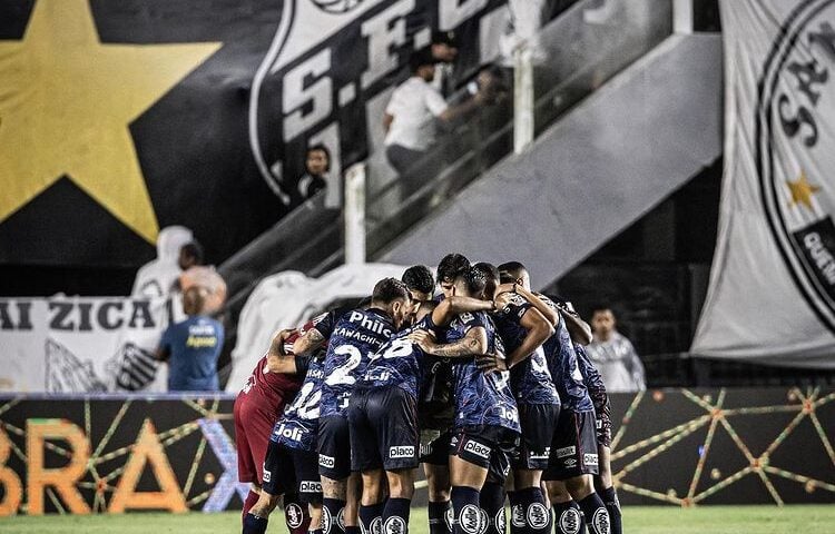 Santos vence o Coritiba nesta quinta-feira (26) e respira aliviado ao sair da zona de rebaixamento - Foto: Reprodução/ Intagram @santosfc