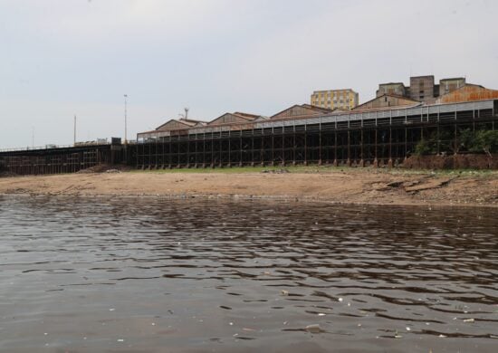 Seca histórica Rio Negro desce mais 10 cm e registra nível em 13,49 m