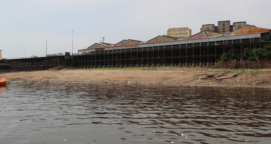 Seca histórica Rio Negro desce mais 10 cm e registra nível em 13,49 m